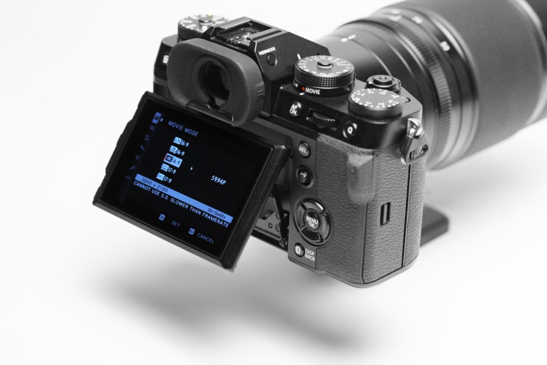 Fujifilm X-T5 The_display_can_be_oriented_up_or_down,_but_not_sideways