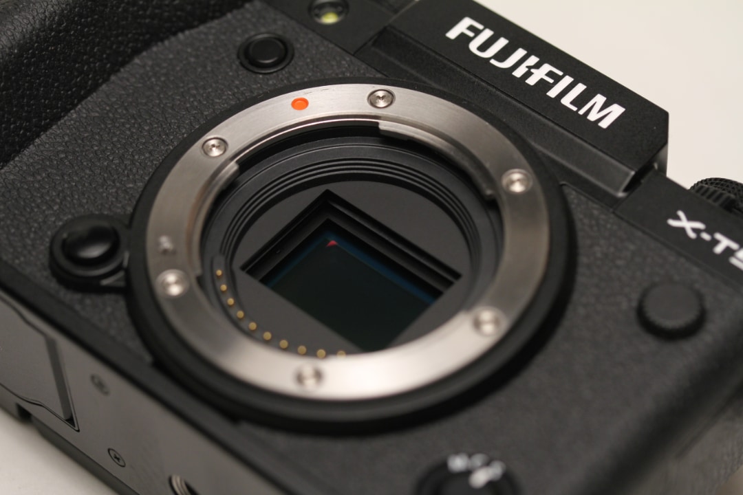 Fujifilm X-T5 When_the_camera_is_off,_the_sensor_floats_around_on_the_suspension_used_by_the_in-body_stabilisation