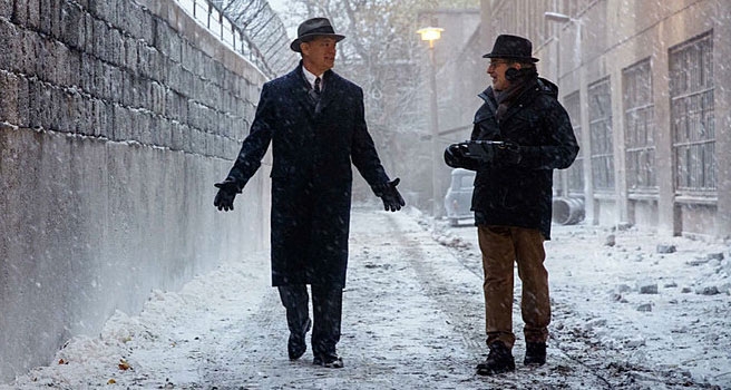 Steven Spielberg holding an iOgrapher on the set of Bridge of Spies? IOgrapher
