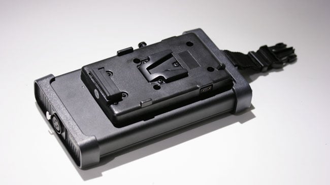 Batteries_can_be_mounted_directly_on_the_back_of_the_control_unit_although_120W_is_a_lot_of_power_for_a_camera_battery.JPG