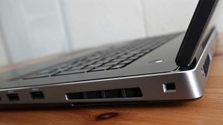 Precision 7730 имеет строгий, компактный дизайн с достаточным охлаждением для мощных графических и центральных процессоров.jpg