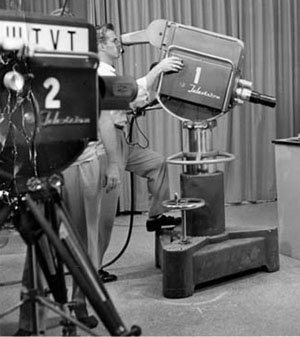 Tvcamera_on_pedestal.JPG