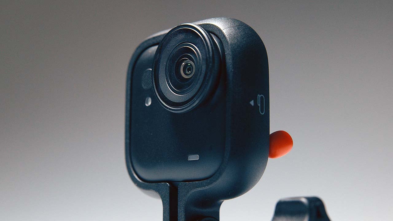 Insta360 Go Ultra in mount-1