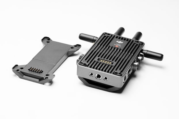 Interchangeable_battery_plates_work_with_either_DJI_s_own_design,_or_Sony-style_NP-F_series_batteries