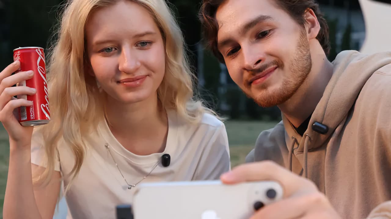 The Saramonic Air SE mics being used by two people for filming social content