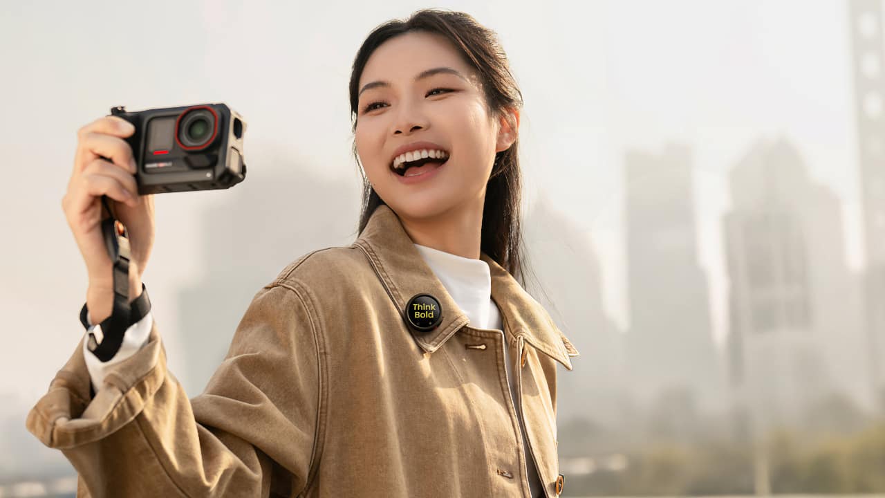 Insta360 Mic Pro transmitter with E-Ink display attached to Insta360 Ace Pro 2 during solo vlogging