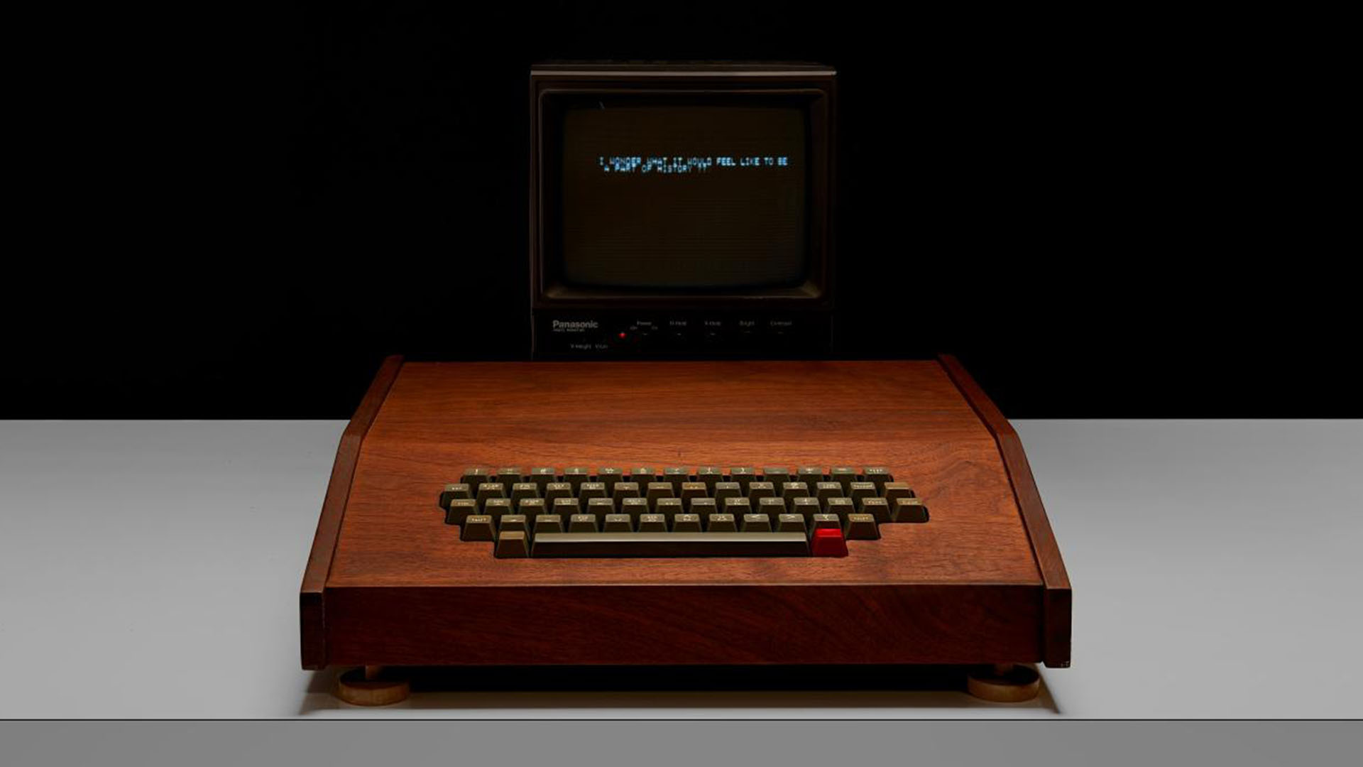 This Apple-1 computer just sold for $500,000. Image: John Moran Auctioneers.