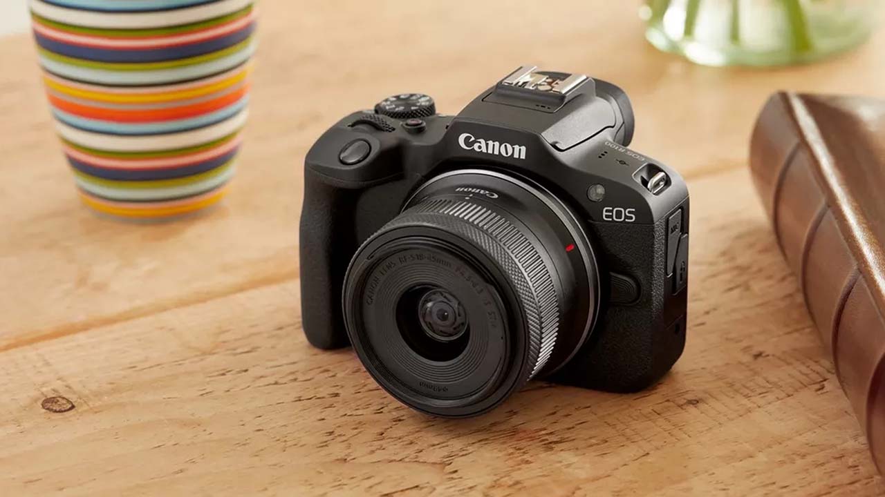 The Canon R100 body weighs about the same as two iPhone 14s. Image: Canon.