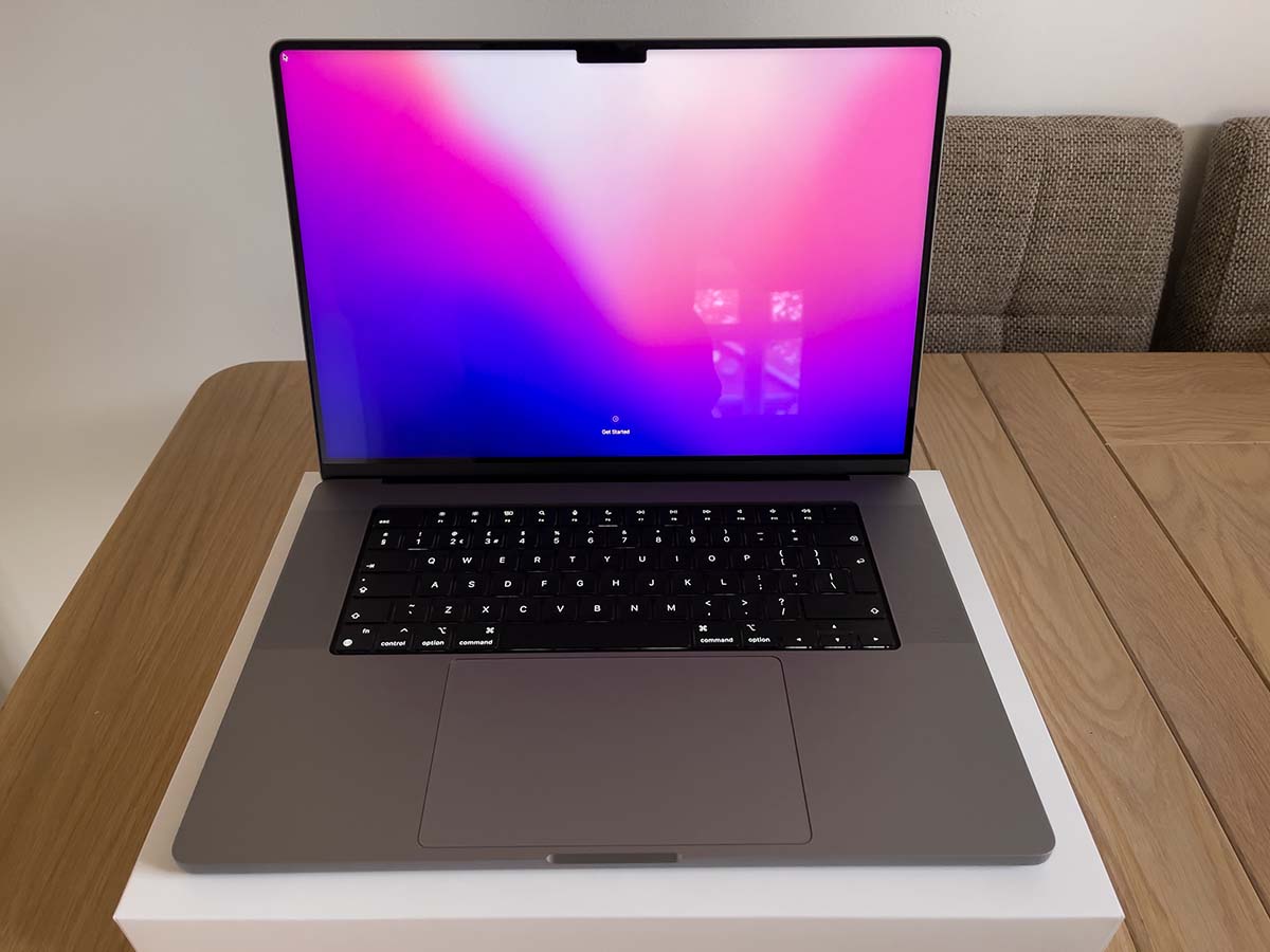 Apple M1 Max MacBook Pro notch.