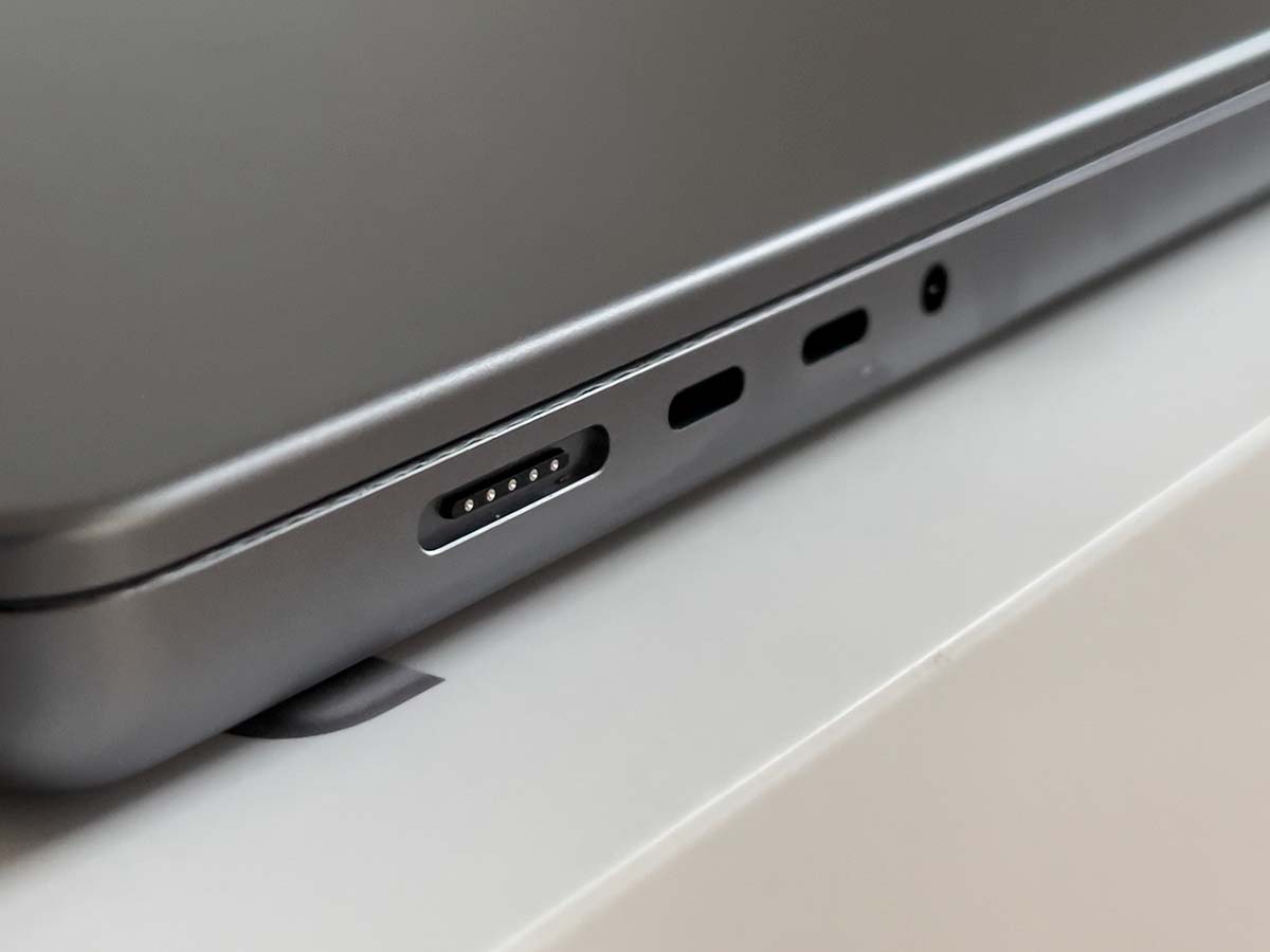 M1 Max Thunderbolt ports.