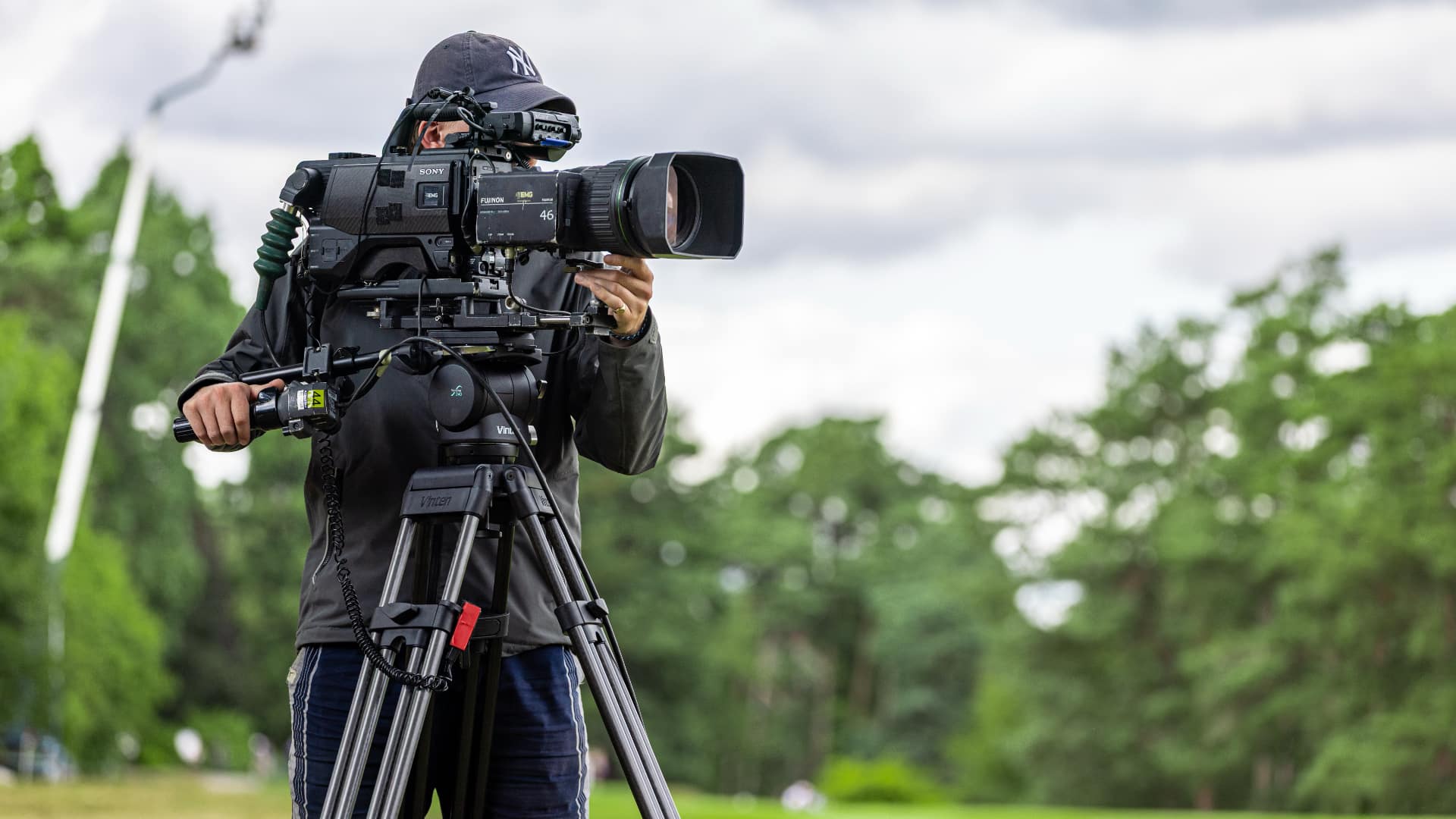 The Versine 240 handles payloads up to 25 kg (55 lb), making it suited to long-lens and RF setups 