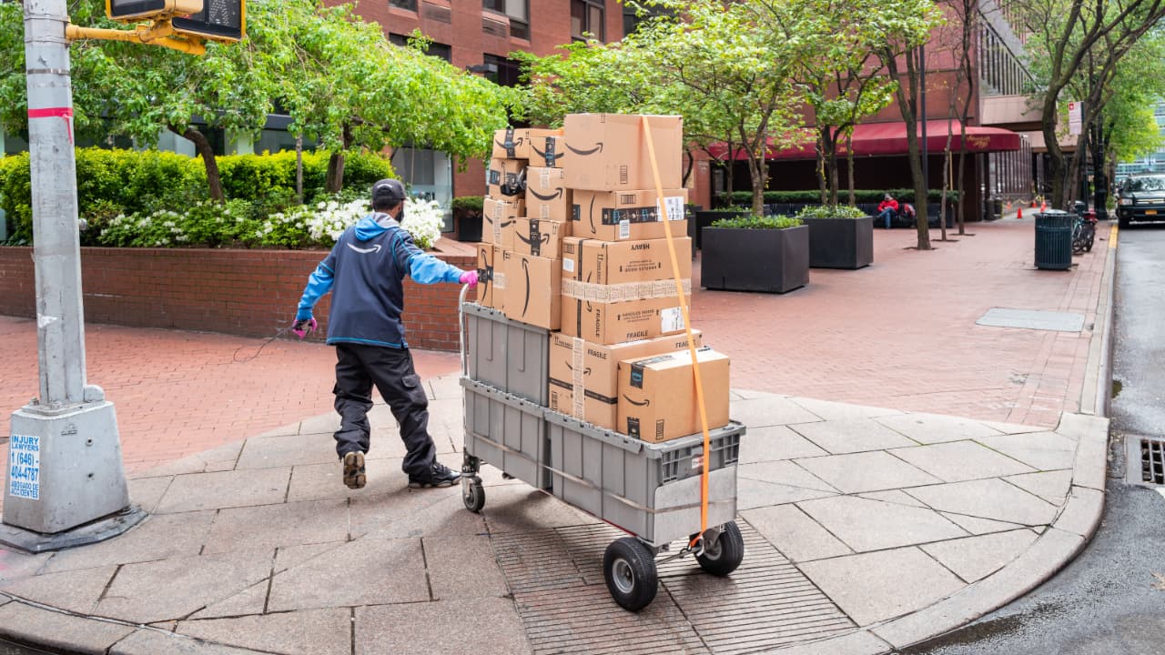 Amazon packages being delivered in NYC. Pic: 