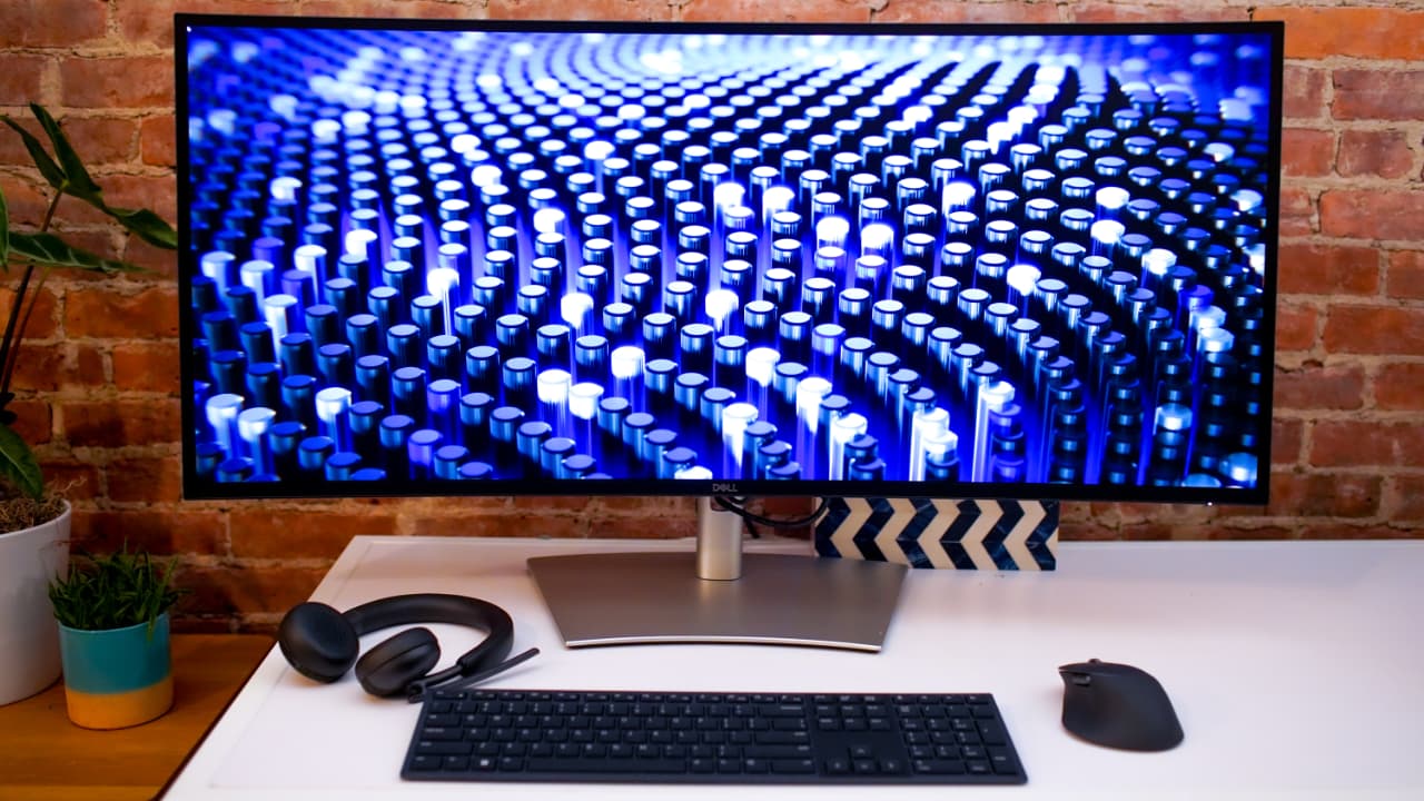 The new Dell U4025QW: 40 inches of curved screen real estate