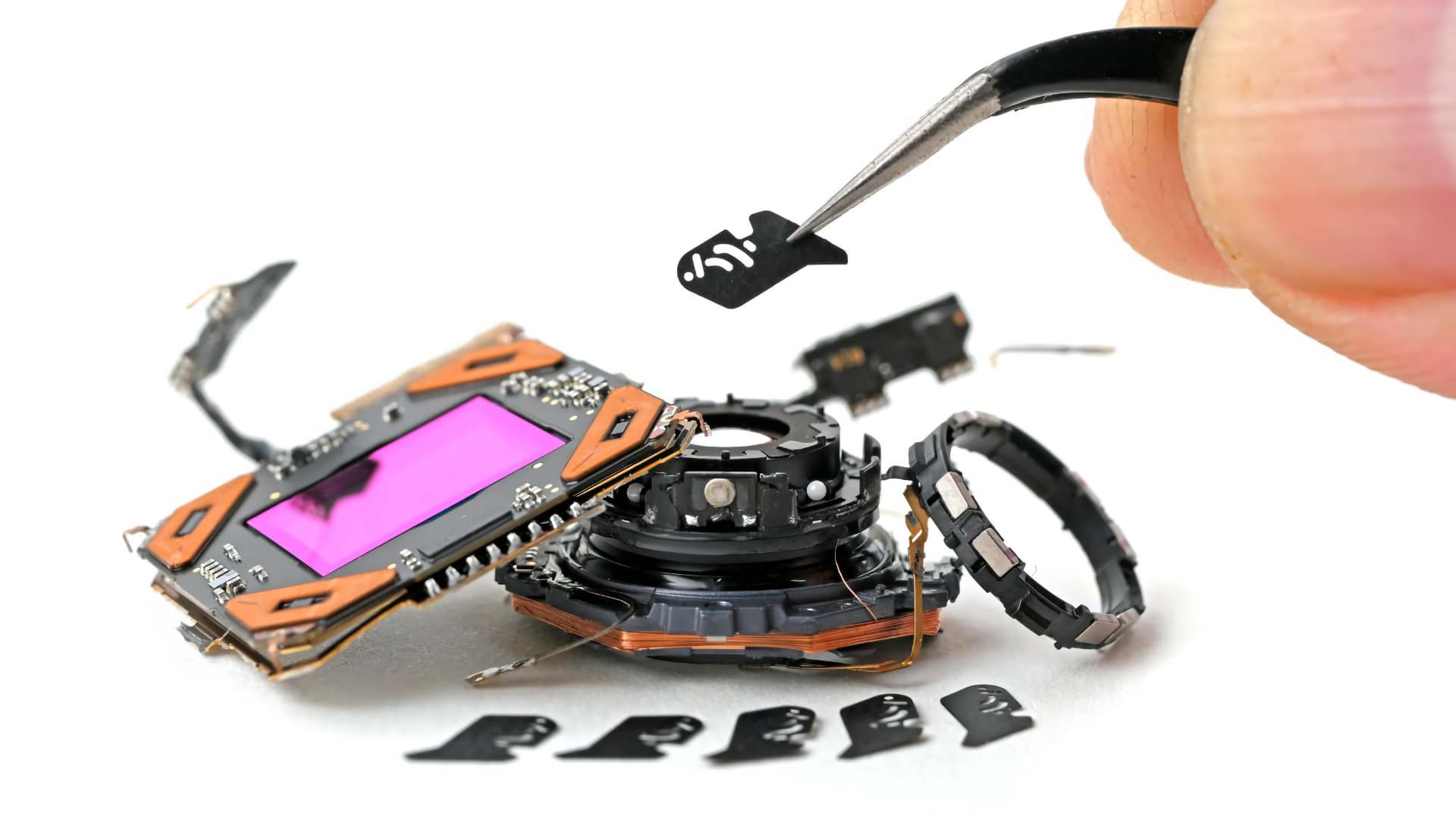 The aperture blades are the same thickness as a human hair. Pic: iFixit
